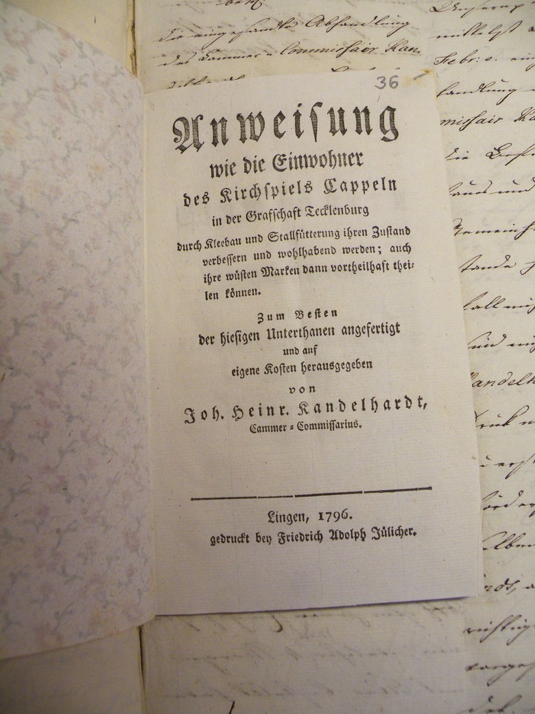GHSTA PK, II. HA GD, Abt. 20, Tit. XXIX, Nr. 23, fol. 36r: Deckblatt von Kandelhardts Abhandlung „Anweisung wie die Einwohner des Kirchspiels Cappeln in der Grafschaft Tecklenburg durch Kleebau und Stallfütterung ihren Zustand verbessern und wohlhabend werden; auch ihre wüsten Marken dann vortheilhaft theilen können.“.