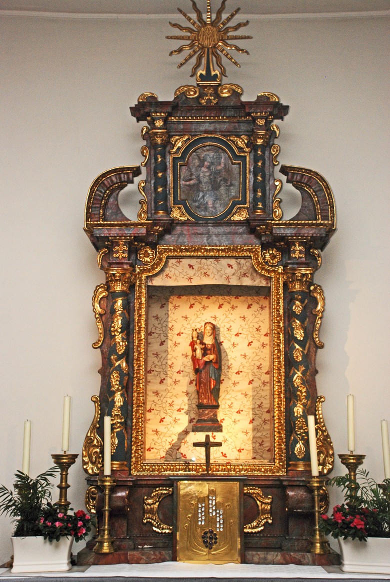 Der Altar mit der Anna-Skulptur.
