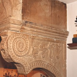 Hausmarken am Kamin eines Schulzenhofes in Nottuln. Foto: Gerburg Wessels, Billerbeck. (vergrößerte Bildansicht wird geöffnet)