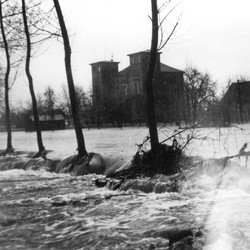 Aus den Fluten der Bocholter Aa ragt die Burg Krechting auf. Foto: Stadtarchiv Rhede. (vergrößerte Bildansicht wird geöffnet)