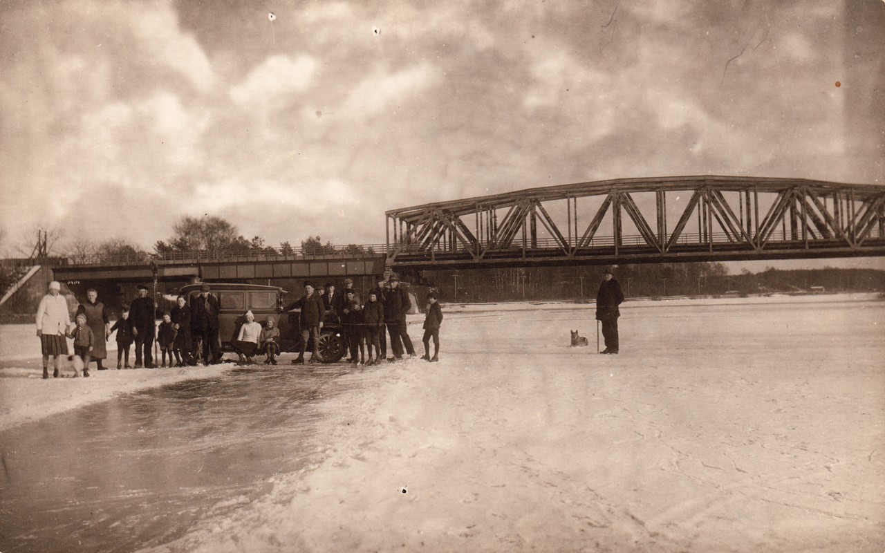 Architekt Hans Lühn aus Lingen mit seinem Auto auf der zugefrorenen Ems 1929.  Foto: Emslandmuseum Lingen.