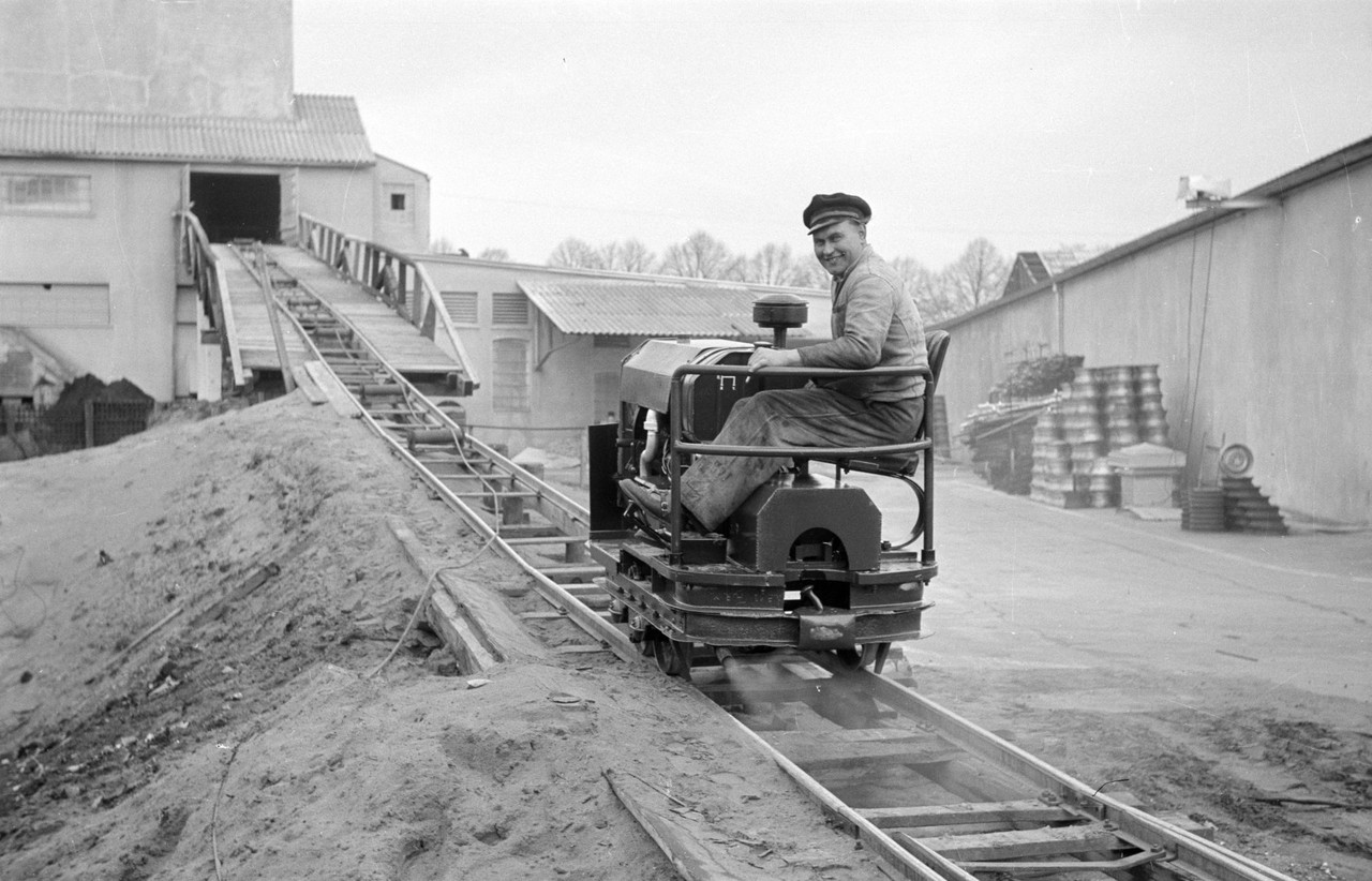 Im Hartsteinwerk der Landmaschinen-Fabrik Claas in Harsewinkel. Die Feldbahnlok war übrigens eine Eigenkonstruktion der Firma, wohl 1950er Jahre.