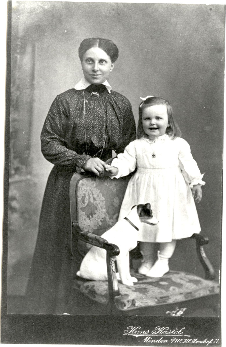Johanna Huxoll mit ihrer gleichnamigen Tochter, Minden 1917, Atelieraufnahme aus dem Atelier Hans Kastel (Archiv für Alltagskultur, Inv.-Nr.: 1992.00475).