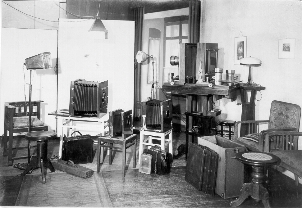 Das Fotoatelier von Hermann Tell in Hagen, das Foto stammt aus dem Jahr 1943. Zu sehen sind mehrere Fotokameras.