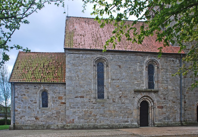 Der ältere Teil der Kirche stammt noch aus der Zeit des Zisterzienserklosters, Foto: Andreas Eiynck.
