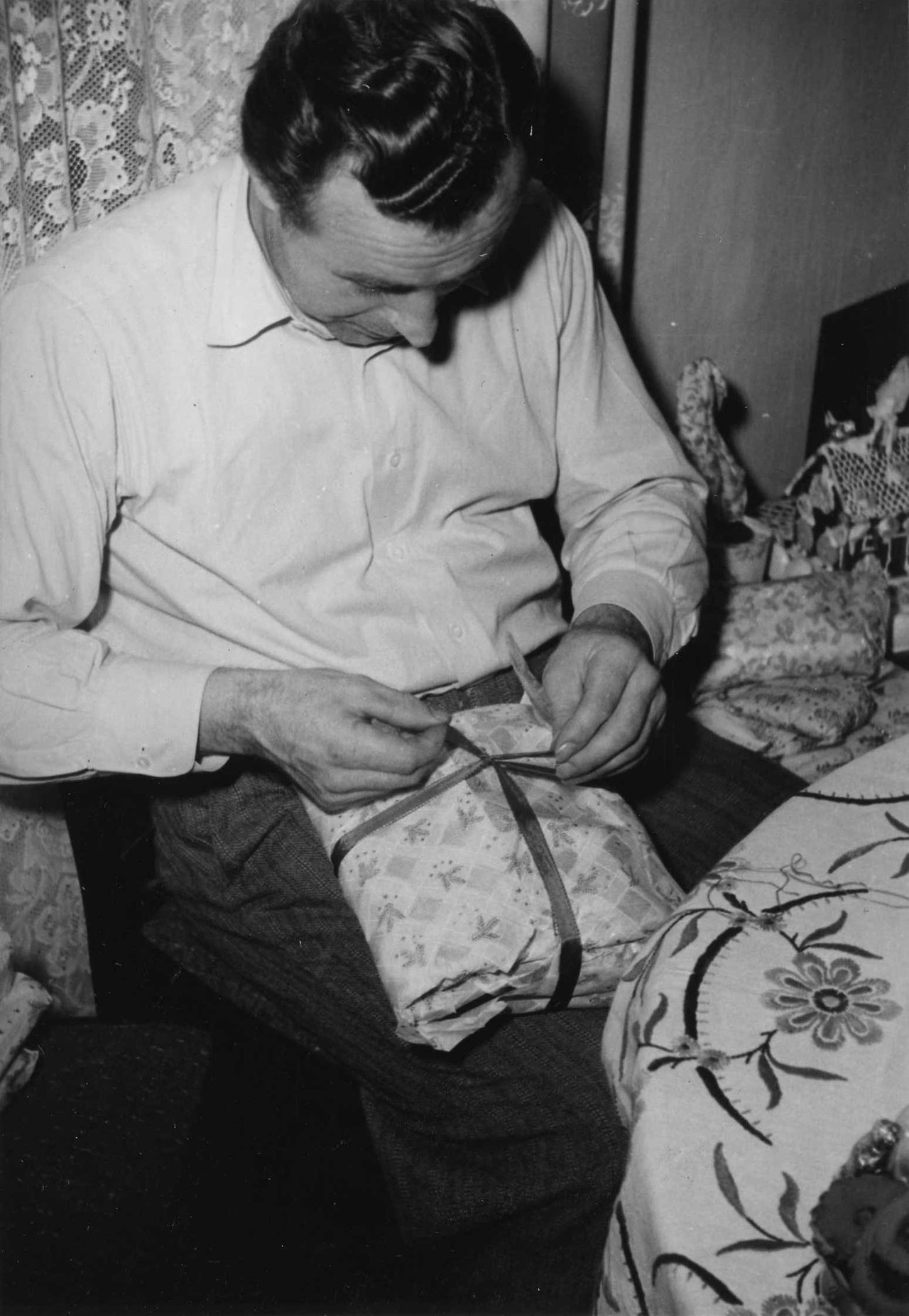 Geschenke auspacken, 1954. Archiv für Alltagskultur, 2014.00394.