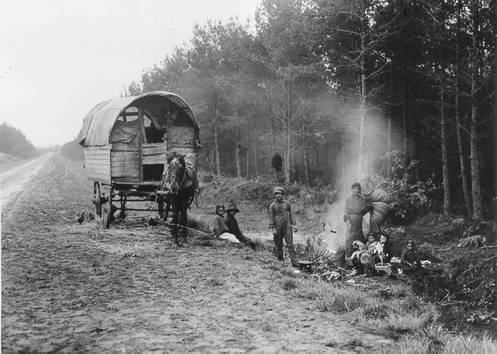 Abb. 1: „Hermann Reichling – Begegnungen unterwegs: Romafamilie bei Ahlhorn, Mai 1927“; Archiv für Alltagskultur; 0000.07194