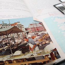 Postkarte des Fischmarkts in Bergen im Reisetagebuch von Hedwig Kruse. Foto: Andreas Floyd. (vergrößerte Bildansicht wird geöffnet)