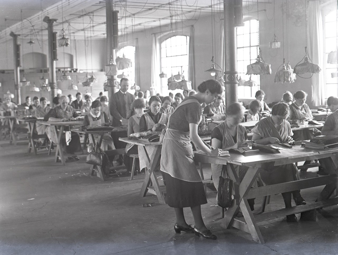Fabrikarbeiterinnen (möglicherweise einer Schreibfederfabrik in Iserlohn), 1920er oder 1930er Jahre, Fotograf: Theo Klein-Happe, Archiv für Alltagskultur in Westfalen, 2014.01280.