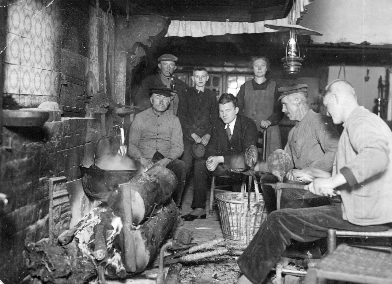 Neujahrskuchenbacken auf dem Hof Lünnemann in Burgsteinfurt-Hollich, um 1930.