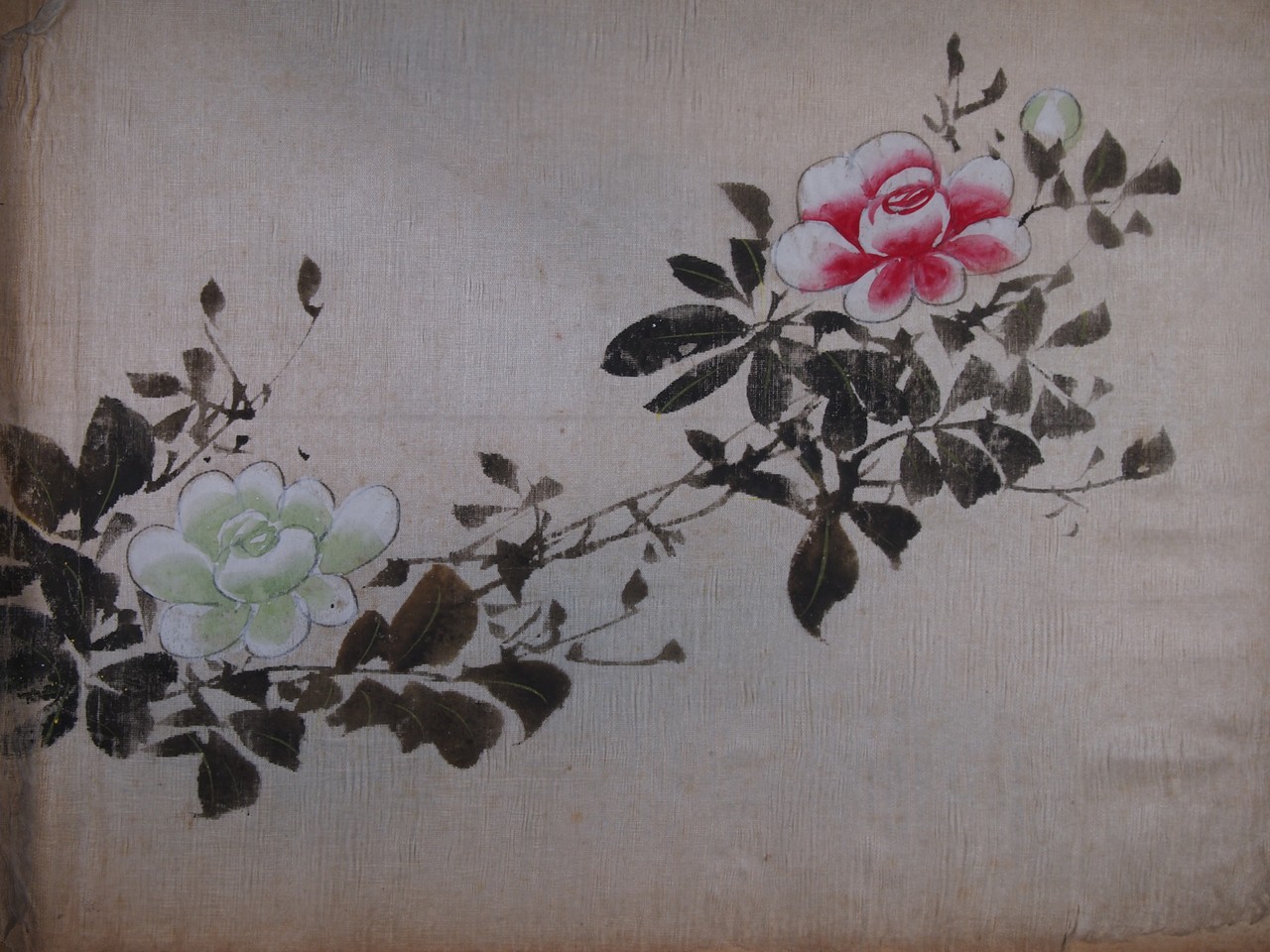 Alle Seiten des Albums sind mit zarter Seidenmalerei verziert. Die Motive muten teils japa-nisch an. (Slg. Emslandmuseum Lingen, Foto: Cantauw)