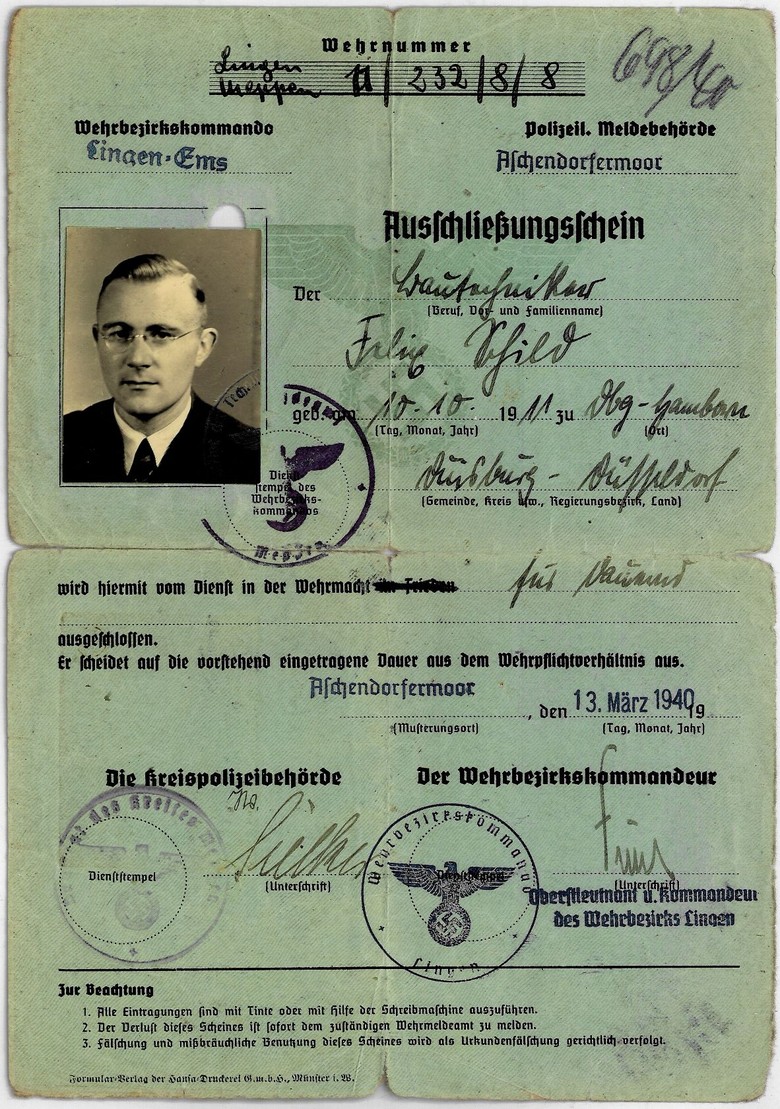 Felix Schilds Ausschließungsschein, ausgestellt am 13. März 1940 von der polizeilichen Meldebehörde Aschendorfermoor, der ihm einen Ausschluss vom Dienst in der Wehrmacht bescheinigte. Das ursprüngliche Foto in Schutzhaftkleidung und mit kurzgeschorenen Haaren ersetzte Schild später durch ein Passfoto in Anzug und Brille.