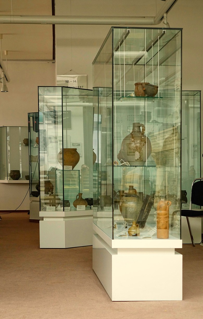 Vitrinen im Drilandmuseum Gronau.