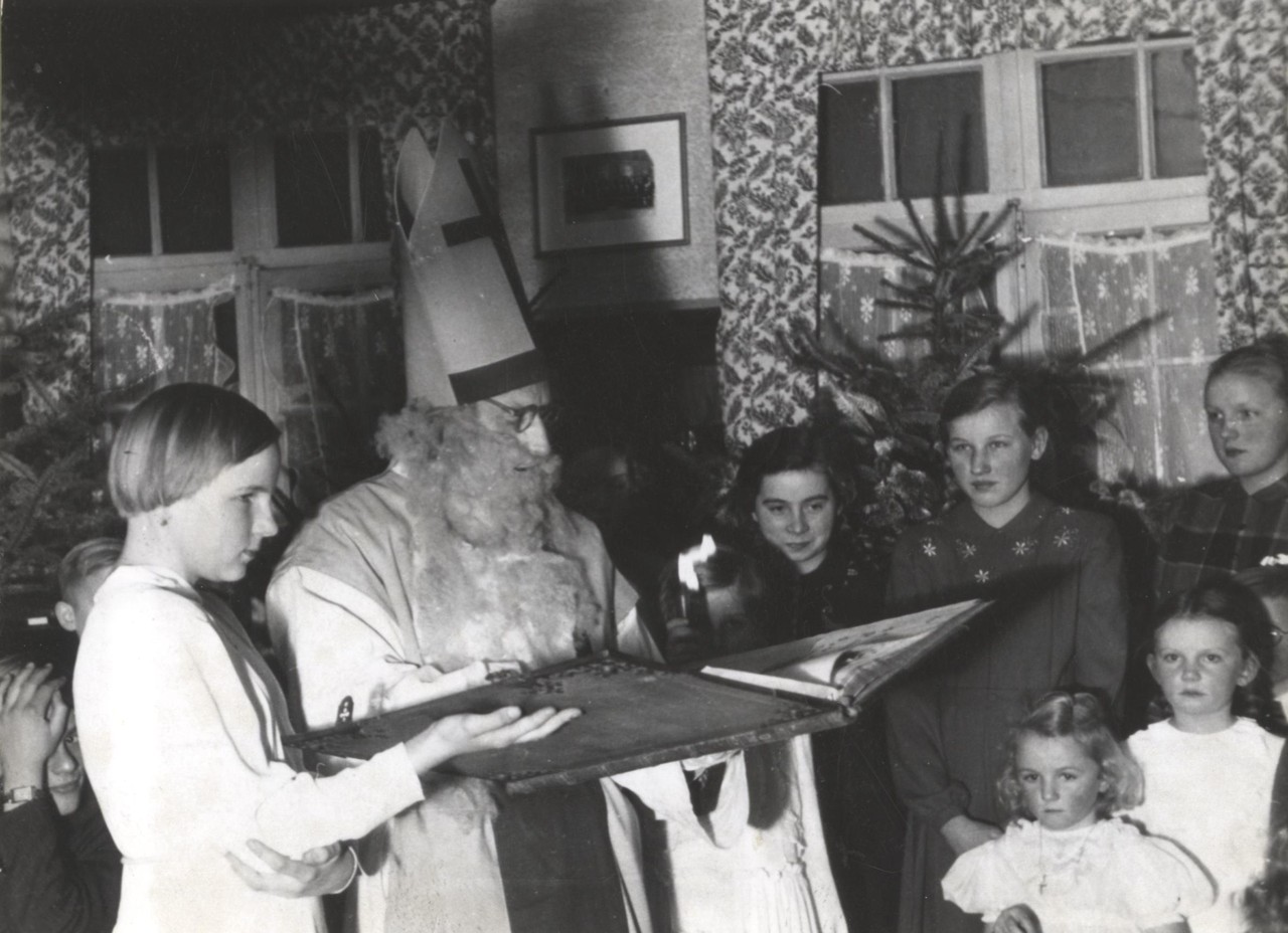 Nikolausfeier der VdK, Münster-Nienberge, 1950er Jahre (Foto: Adolf Risse, Archiv für Alltagskultur, Inv.-Nr.: 0000.69725).