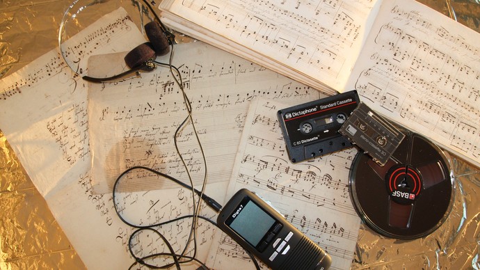 Verschiedene handgeschriebene Liedtexte sowie Noten, ein Buch mit Noten und Kassetten, ein Tonband und ein Diktiergerät. Archiv für Alltagskultur.