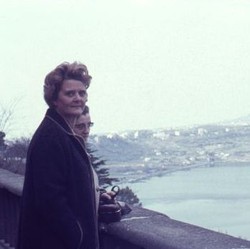 „Albaner See, 3.4.66, Liesel Wodraska“. Bildbeschriftung und Foto: Hedwig Kruse, Archiv für Alltagskultur, Bestand Kruse. (vergrößerte Bildansicht wird geöffnet)