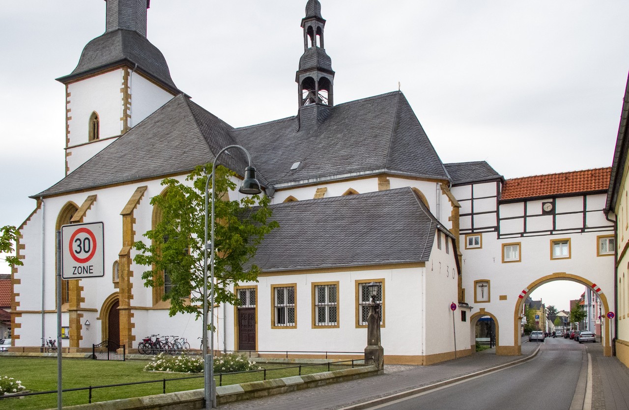 Außenansicht des ehemaligen Franziskaner Klosters in Rheda-Wiedenbrück, verbunden mit der Marienkirche durch den historischen Klosterbogen, Foto: Kalle Noltenhans, 2.12.2012.