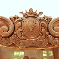 Das Stifterwappen von Twickel und die Jahreszahl 1929. (vergrößerte Bildansicht wird geöffnet)