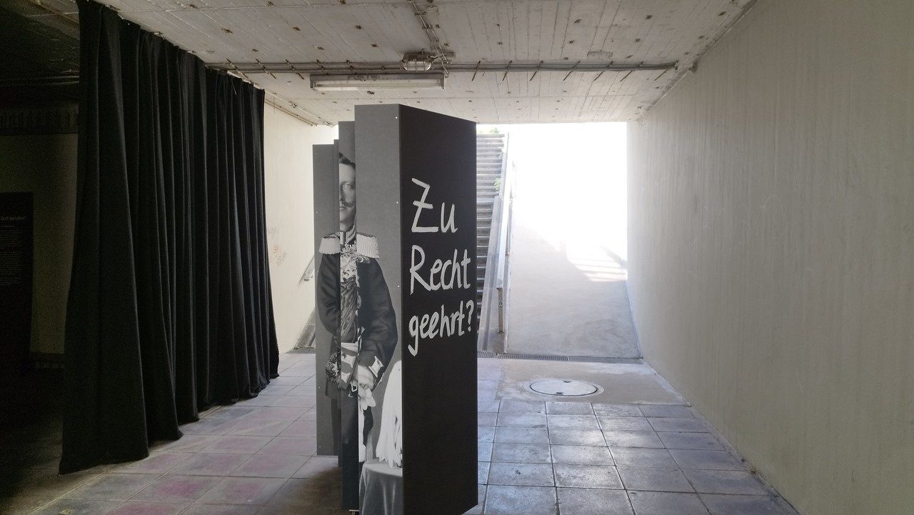 Den Besuchenden der Ausstellung werden die Fragen „Zu Recht geehrt?“ und „Kind seiner Zeit?“ mit auf den Weg gegeben.