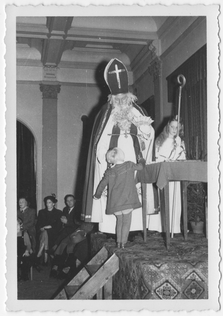 Eine Vereins-Nikolausfeier im Lingener Kolpinghaus, um 1960. Foto: Bildarchiv des Emslandmuseums Lingen.