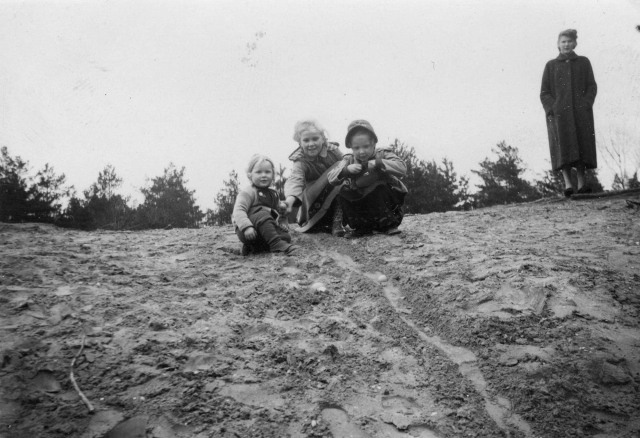 Traditionelles Eierkollern am "Kiesberg" bei Lingen, 1950er Jahre, Foto: Bildarchiv Emslandmuseum Lingen.