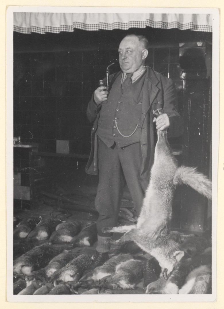 Ein Jäger präsentiert 1952 einen erlegten Fuchs, Foto: Adolf Risse, Archiv für Alltagskultur, Nr. 0000.01853.