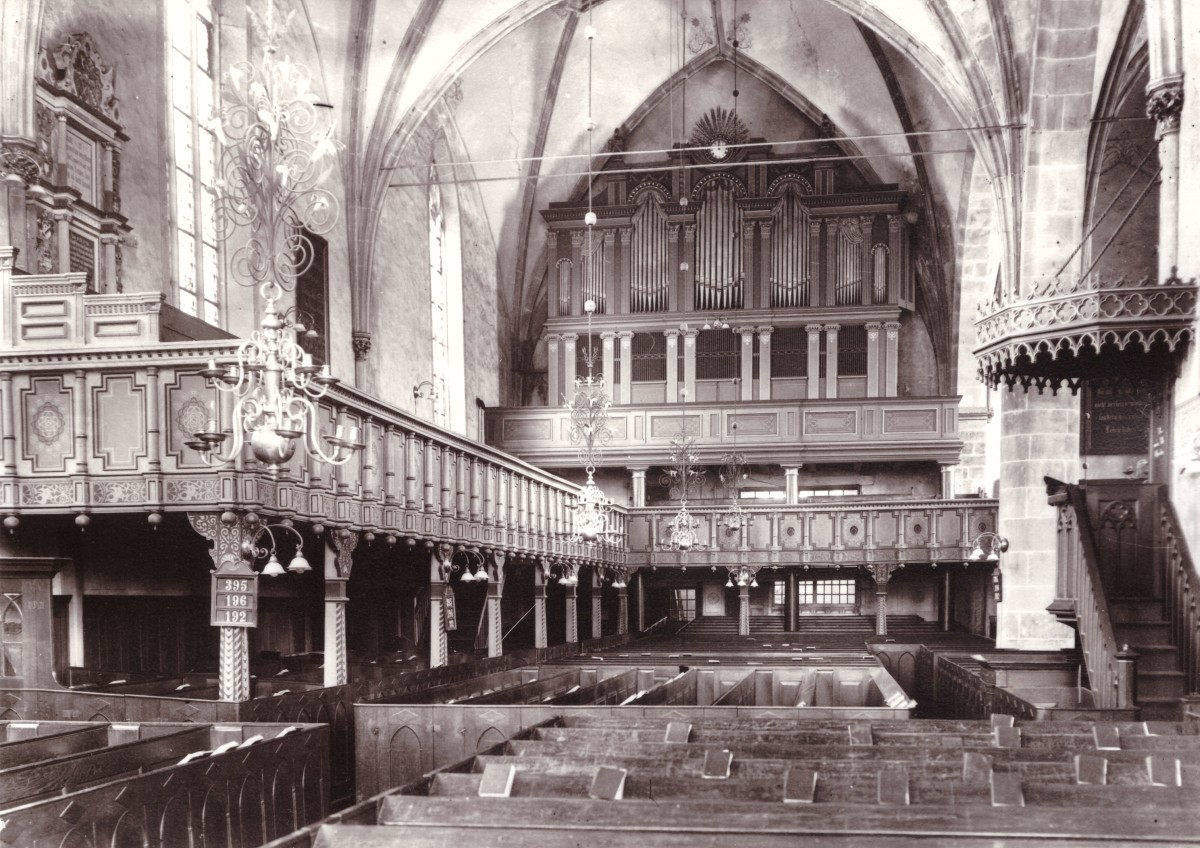 Auf die Kanzel ausgerichtete reformierte Kircheneinrichtung im mittelalterlichen Gotteshaus in der Stadtkirche in Lengerich (Bildarchiv Emslandmuseum).