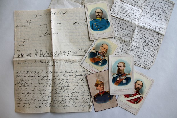 Schutzbriefe und Drucke kaiserzeitlicher Persönlichkeiten aus dem Archiv für Alltagskultur. Schutzbriefe und Drucke kaiserzeitlicher Persönlichkeiten aus dem Archiv für Alltagskultur.