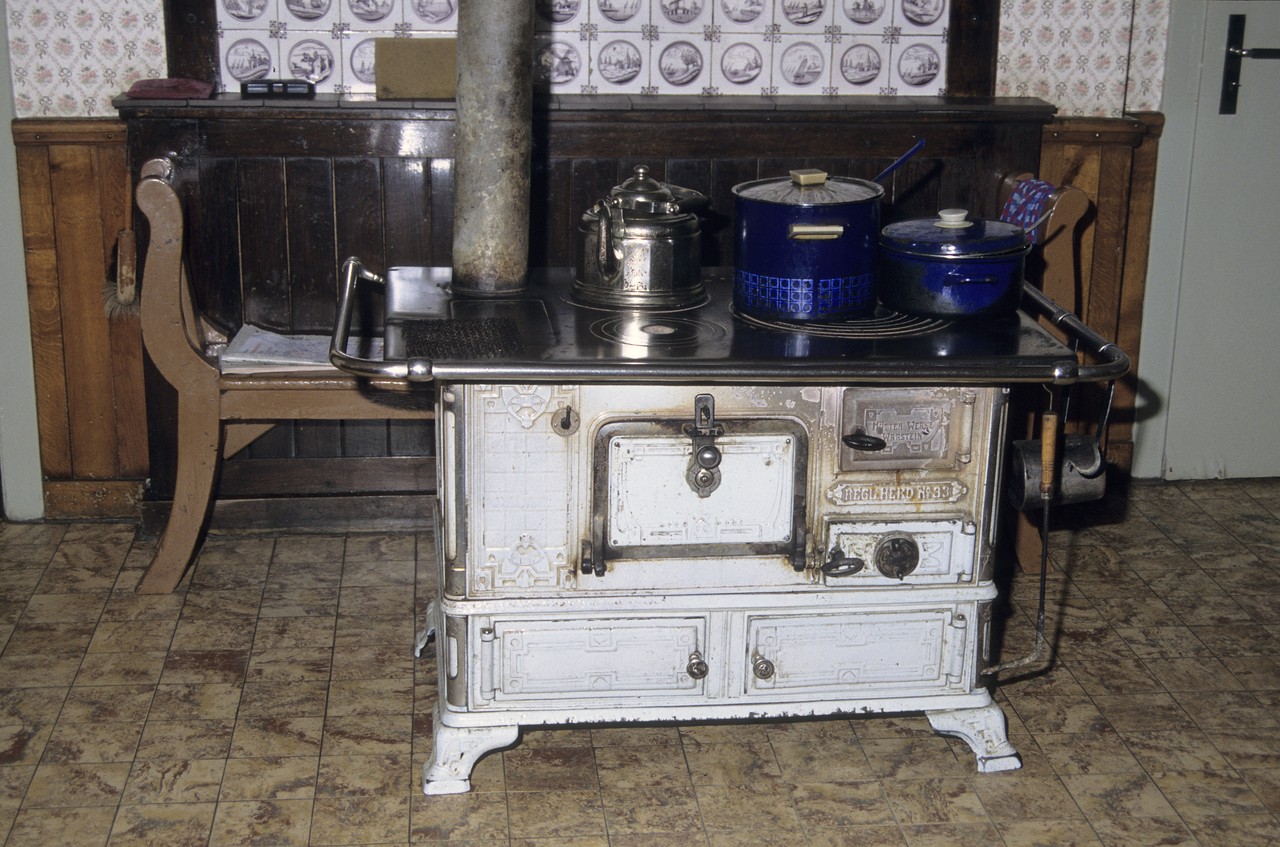 Herdbank ohne Rückenlehne in einem Bauernhaus in Brockhausen (1992).