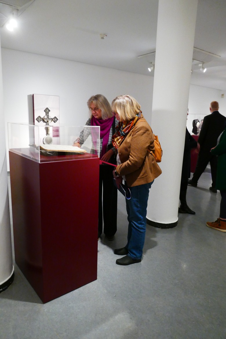 Kuratorin Verena Burhenne und Gertrud Welper, die stellvertretende Vorsitzende der Landschaftsversammlung, bei der Ausstellungseröffnung.