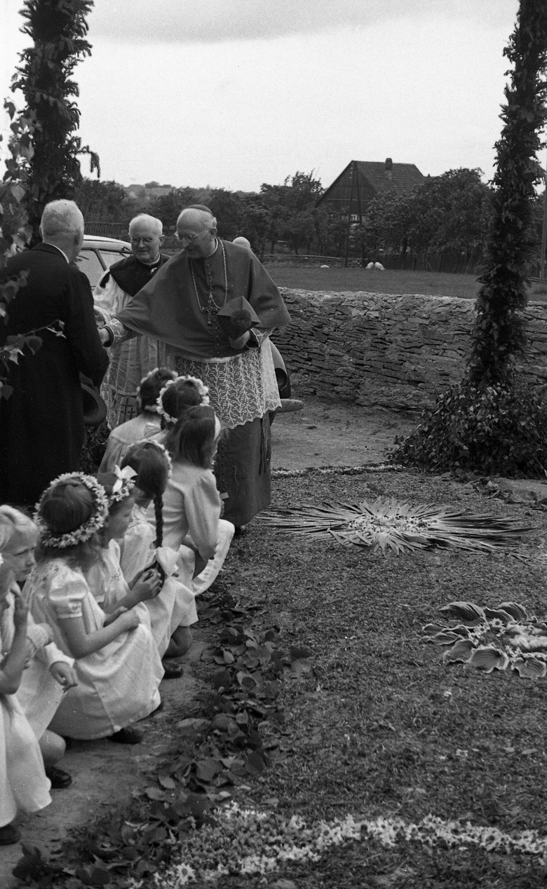Fotoarchiv Nies, Stadtarchiv Lippstadt, 0553 i 025. Fronleichnam 1947 im Kreis Soest.