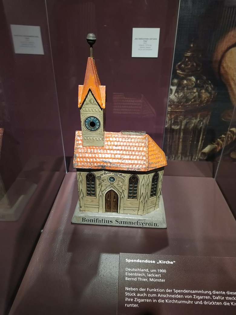 Der Bonifatius-Sammelverein sammelte mit Sammeldosen wie dieser Spenden für die Diaspora-Gemeinden. Foto: Christiane Cantauw, Kommission Alltagskulturforschung.