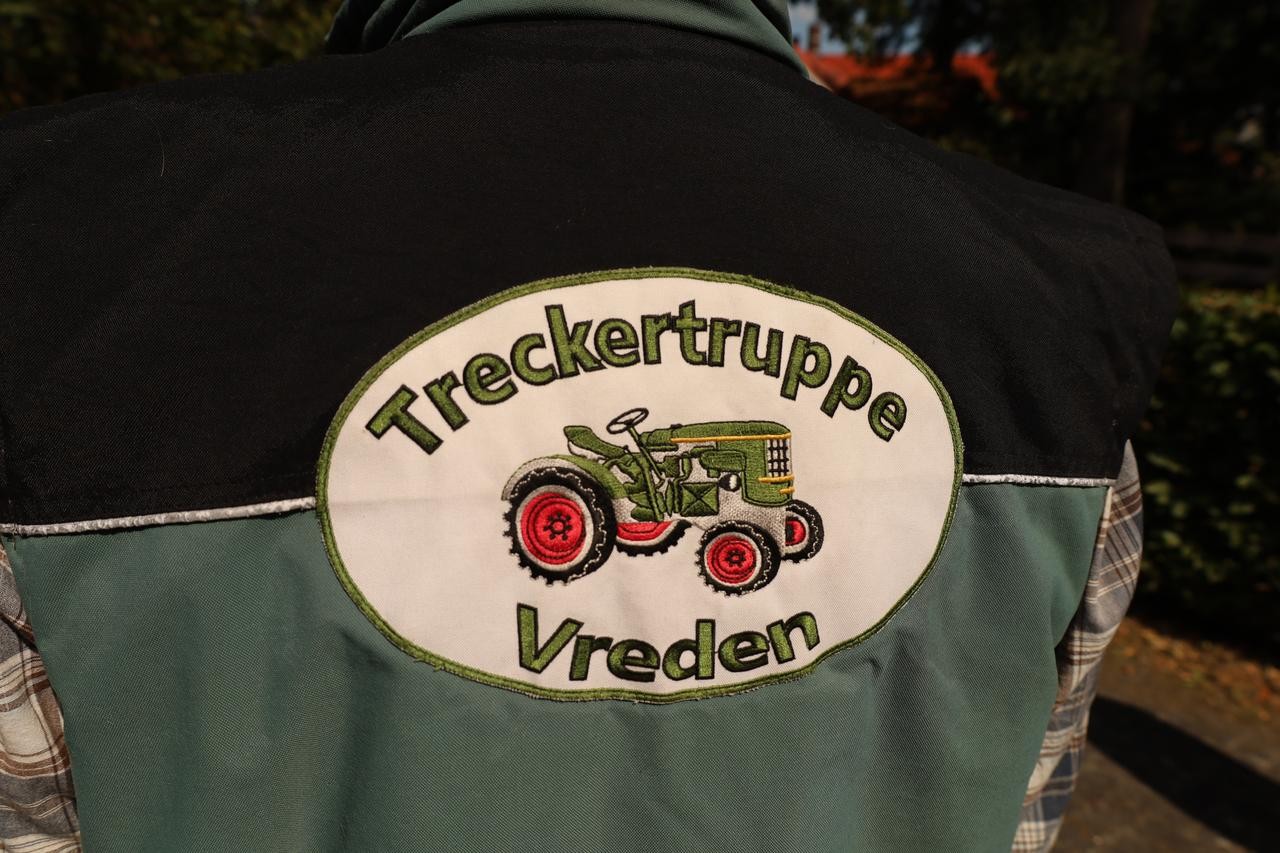 Vereinswesten mit Aufnäher machen die Vereinsmitglieder bei größeren Treffen erkennbar.