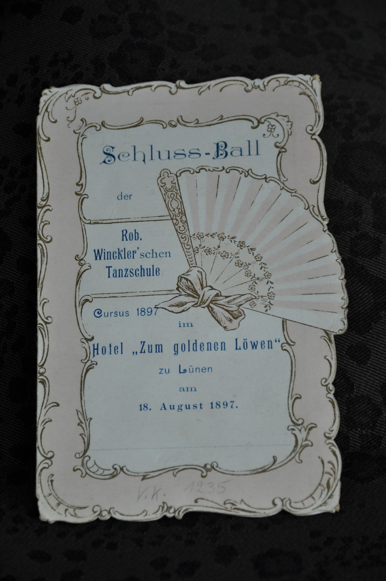 Foto der „Schlussball-Karte“ aus Lünen (Vorderseite), Archiv für Alltagskultur für Westfalen, Altsignatur: V.K. 1235.