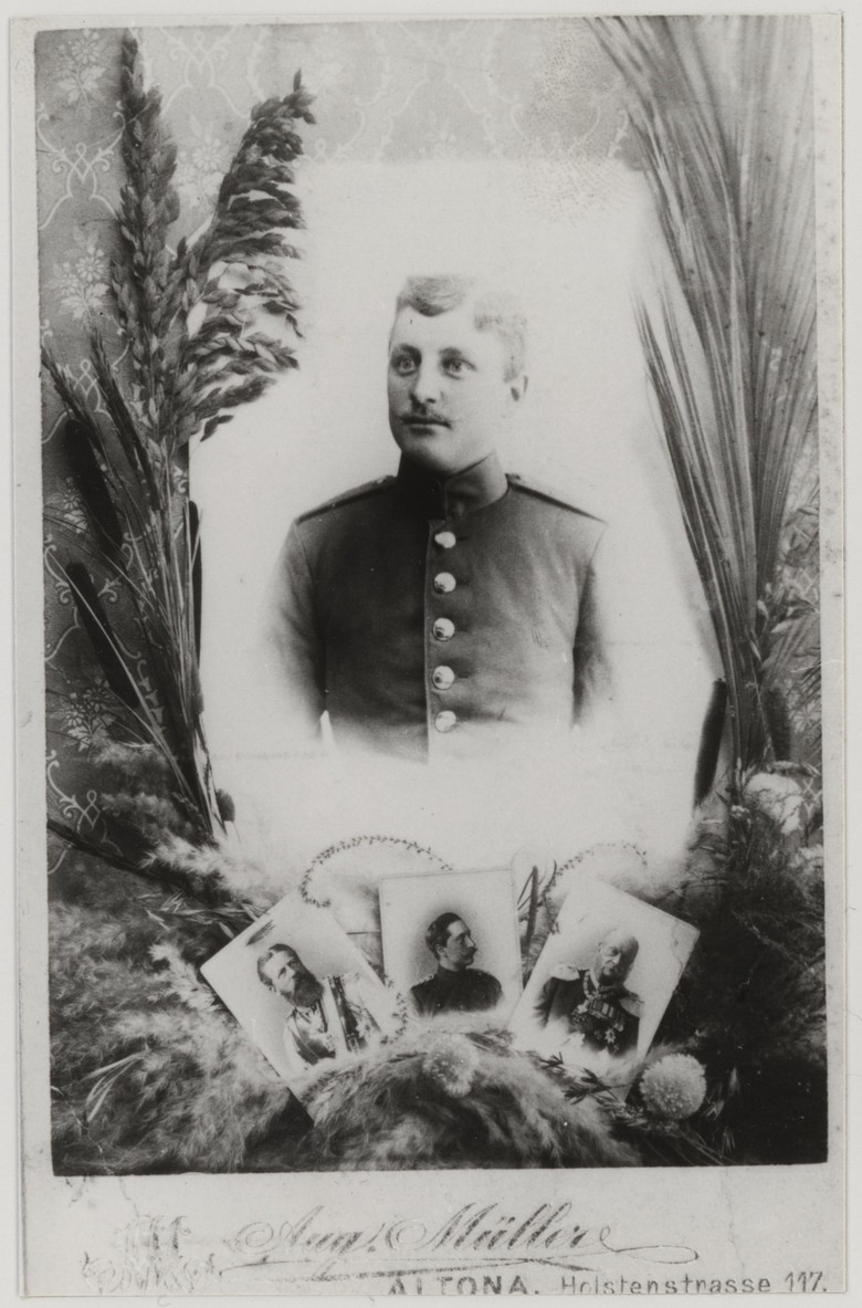Das in einem Hamburger Atelier aufgenommene Portrait eines Soldaten wurde zusammengefügt mit den Portraits der drei deutschen Kaiser Friedrich III, Wilhelm II und Wilhelm I. (Foto: Alltagskulturarchiv, Sign. 1999.00834)
