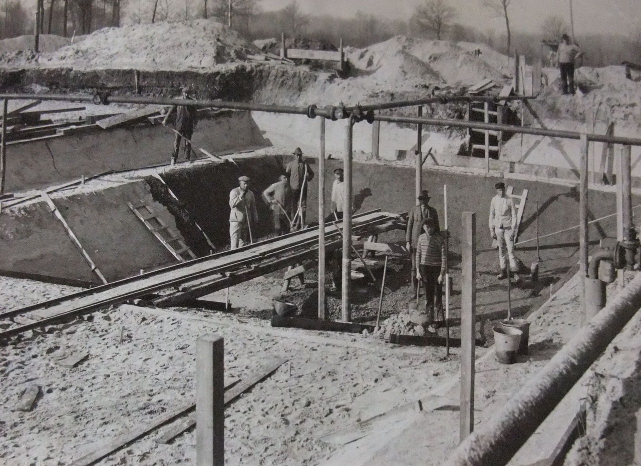 Arbeiter beim Betonieren der Tauchgrubensohle © Stadtarchiv Lengerich