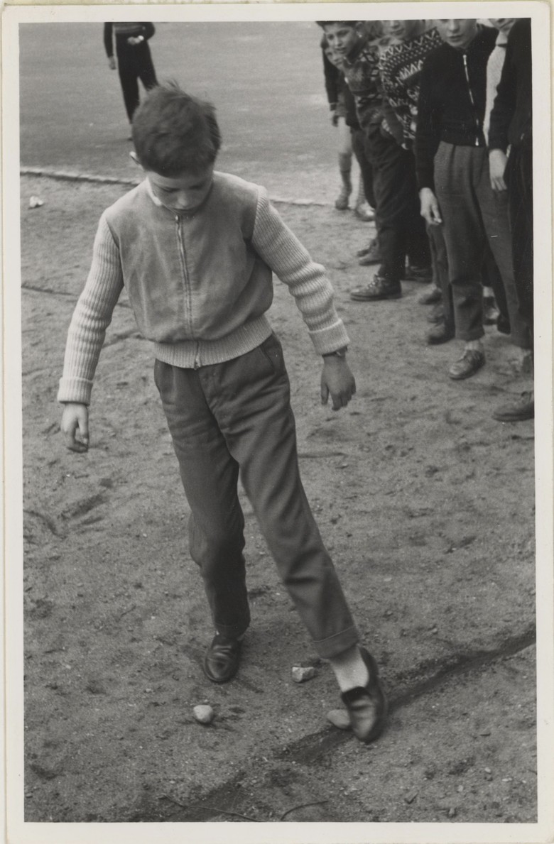 „Ein Fußballspiel mit Steinen“, 1965, Archiv für Alltagskultur in Westfalen, 0000.31465.