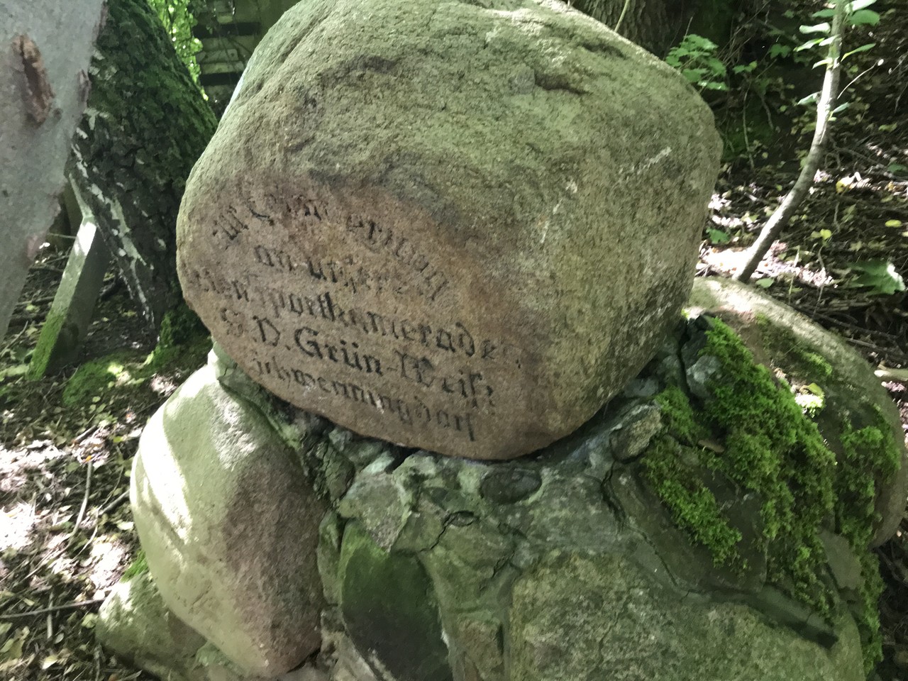 „Zur Erinnerung an unsere tapferen toten Sportkameraden“ lautet die Inschrift auf dem Gedenkstein. Foto: Düsterhöft.