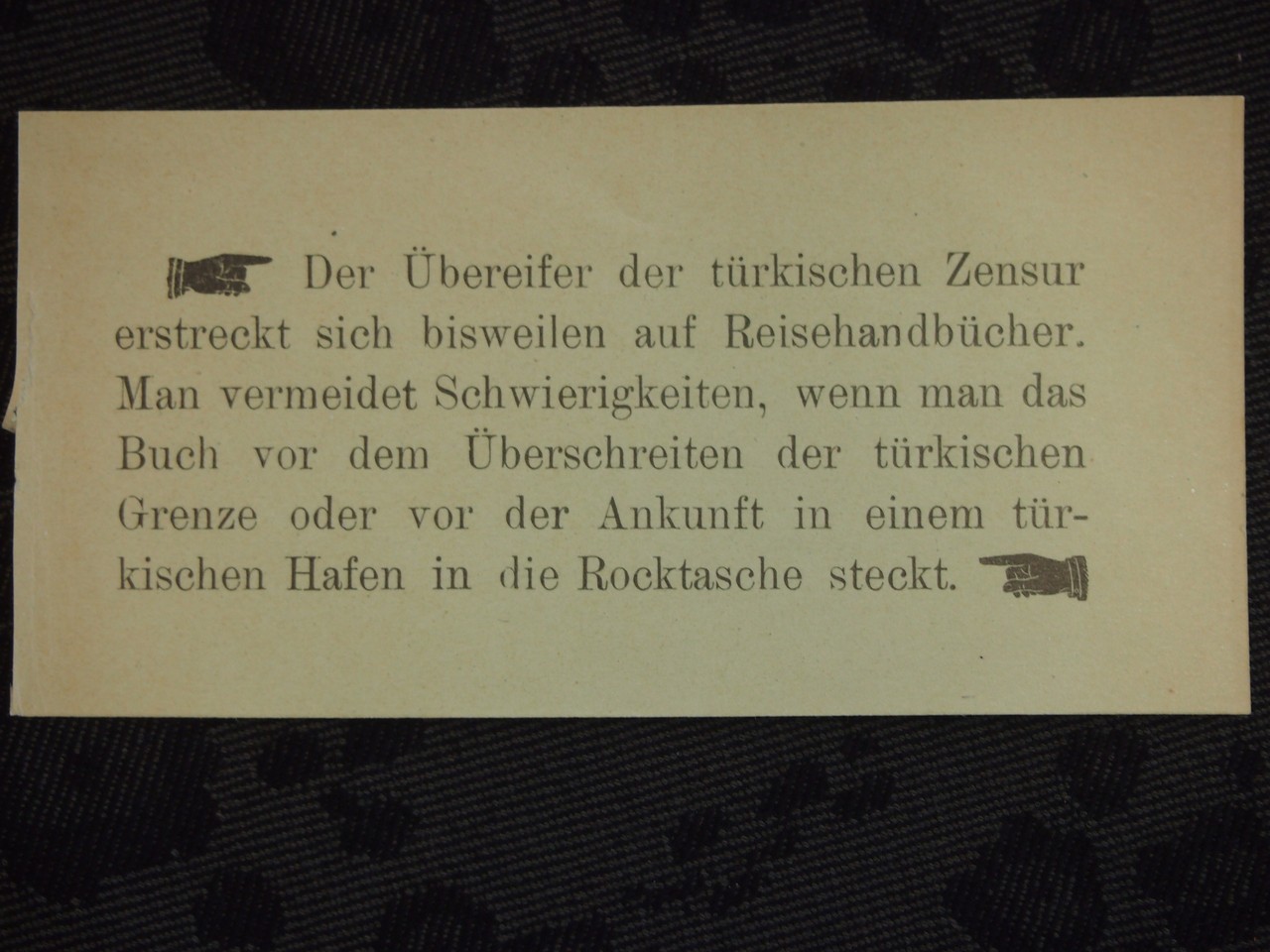 Der Ratschlag, das Handbuch beim Grenzübertritt besser in der Tasche zu verstecken, war auf einen Einlegezettel gedruckt und erscheint deshalb umso eindringlicher. (Foto. Cantauw)