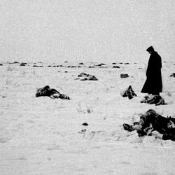 Ein Schlachtfeld, es liegt schnee. Dort steht ein Mann, es liegen zahlreiche Tote am Boden. (vergrößerte Bildansicht wird geöffnet)