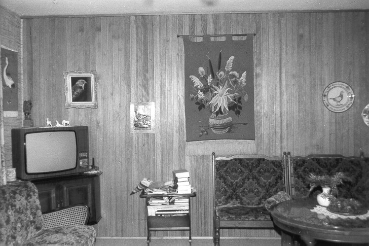 Der Fernseher stand oftmals in der Ecke eines Zimmers, beispielsweise im Wohnzimmer oder in der Küche (Archiv für Alltagskultur, Inv.-Nr. 0000.91563).