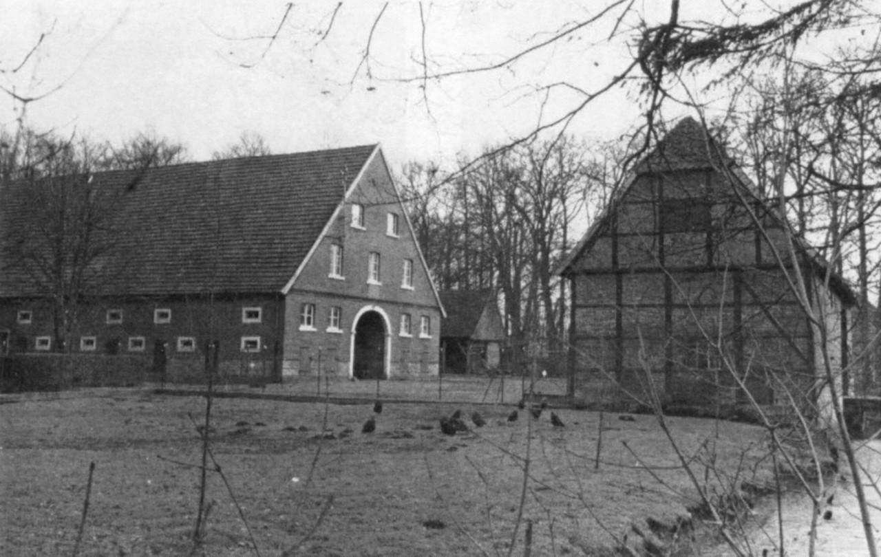 Der Hof Schulze Veltrup mit Bauernhaus, Torhaus und Gräfte (um 1950).