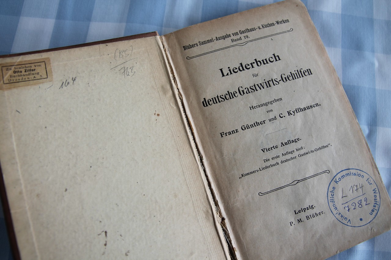 Liederbuch für deutsche Gastwirts-Gehilfen, hrsg. von Franz Günther und C. Kyffhausen, 4. Aufl., Leipzig 1905 (Blühers Sammel-Ausgabe von Gasthaus- und Küchen-Werken, Bd. 19), Bibliothek der Kommission Alltagskulturforschung, Sign. L174, Fotos: Christiane Cantauw, Kommission Alltagskulturforschung.