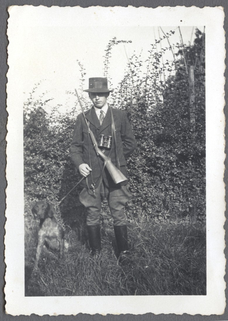 Jäger mit Gewehr, Fernglas und Münsterländer Jagdhund. 1930er Jahre. Archiv für Alltagskultur in Westfalen, Sammlung BF Nr. 3a S47.