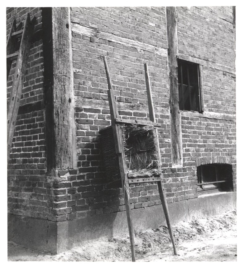 Siebkonstruktion aus einem mit Roggenstroh ausgelegtem Weidenkorb, Foto: Bringemeier 1952, Archiv für Alltagskultur in Westfalen, 0000.01672.