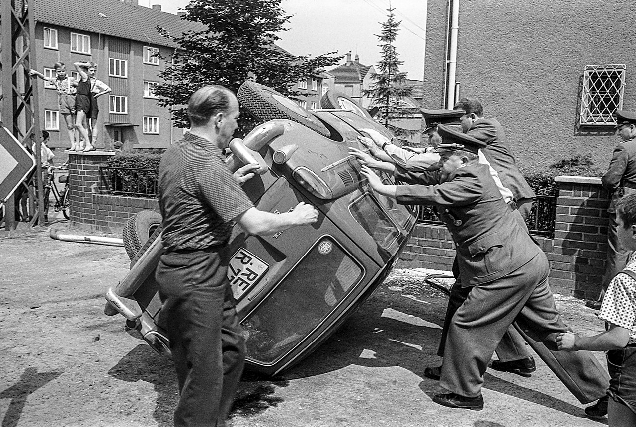 Gemeinsames Aufrichten eines Autos nach einem Unfall, Castrop Rauxel, 1960er Jahre. Foto: Helmut Orwat, LWL-Medienzentrum für Westfalen