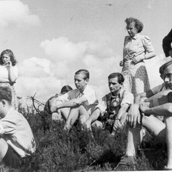 SGV- Jugendwandergruppe am Ende einer Wanderung, zwischen Siedlingshausen und Olsberg, 1950, Archiv für Alltagskultur, Teilsammlung SGV, Inv.Nr. 0000.S0394, Fotograf:in unbekannt. (vergrößerte Bildansicht wird geöffnet)