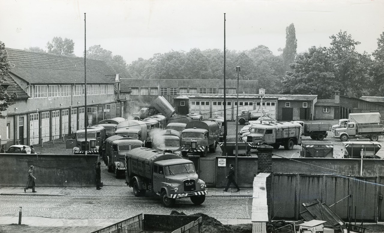 Der Fuhrpark der Bielefelder Stadtreinigung an der Wiesenstraße, heute Werner-Bock-Straße, 1965, StArchBi, Fotosammlung, 21-001-049, Foto: Möller.