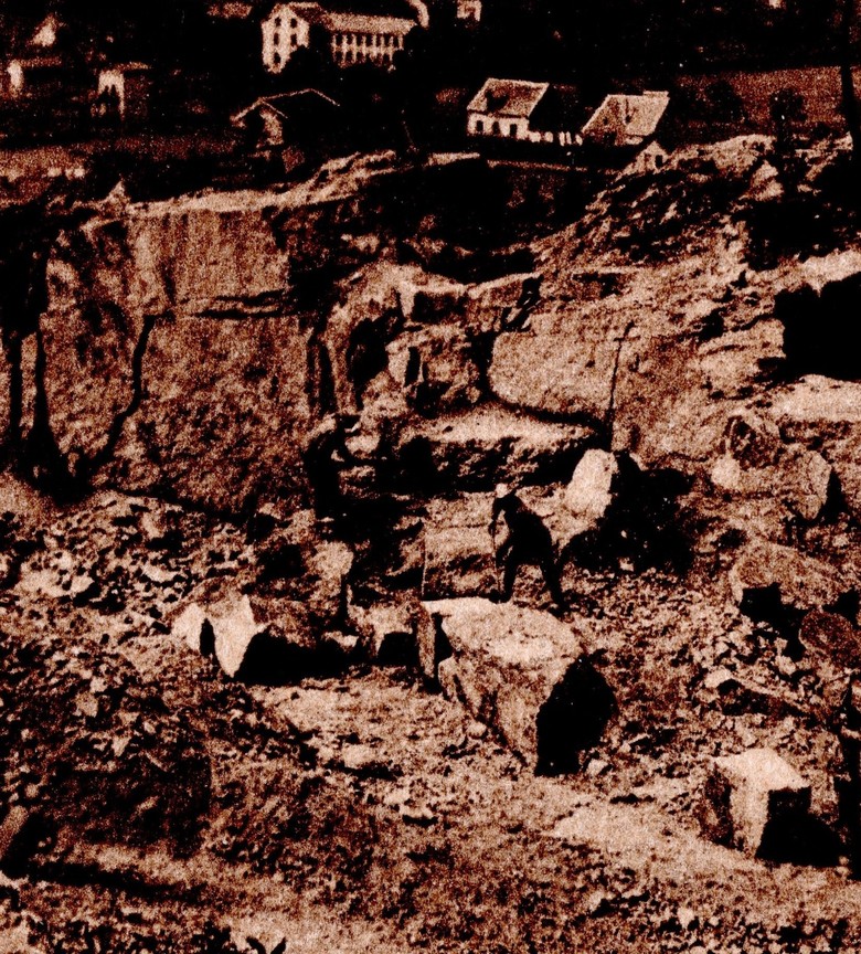 Schaut man sich das Motiv genauer an, sind zwei Arbeiter zu erkennen, die mit der Gewinnung schwerer Gesteinsblöcke beschäftigt sind (Foto/Sammlung: Peter Herschlein).