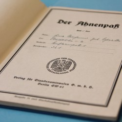 Ahnenpass aus den Beständen des Archivs für Alltagskultur in Westfalen. Foto: Regenbrecht/LWL. (vergrößerte Bildansicht wird geöffnet)